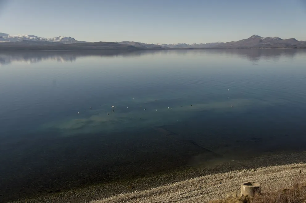 Preocupación por una mancha en el lago que puede verse hasta en Google Maps