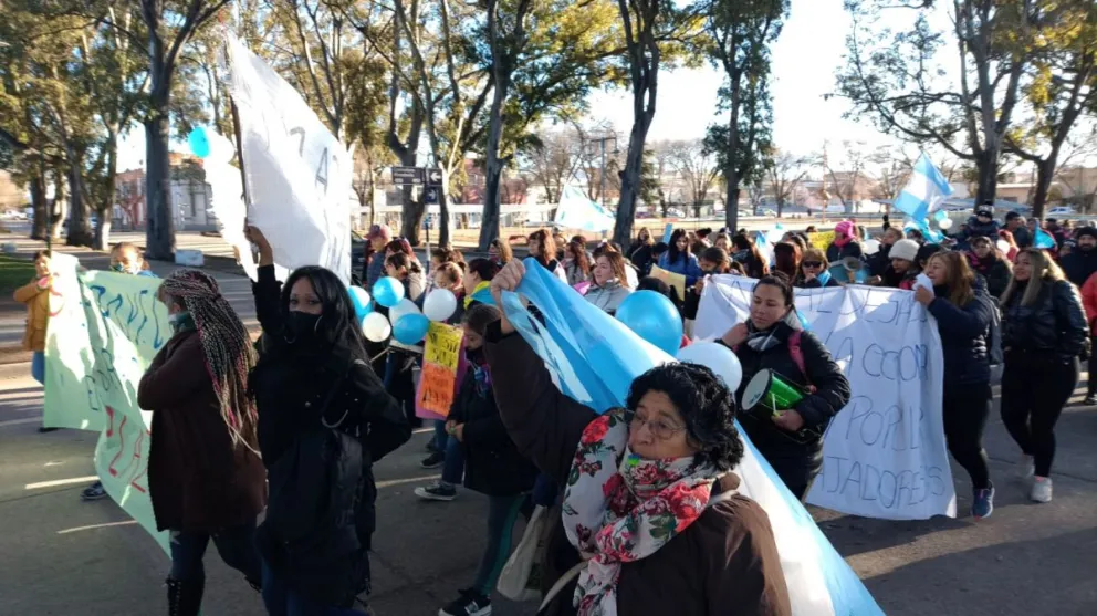 Arde Patagones: los feriantes se movilizaron frente a la Municipalidad y el Concejo está dividido