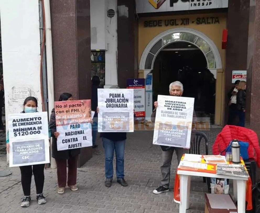 Una lucha sin fin: jubilados recaban firmas en busca de mejores condiciones