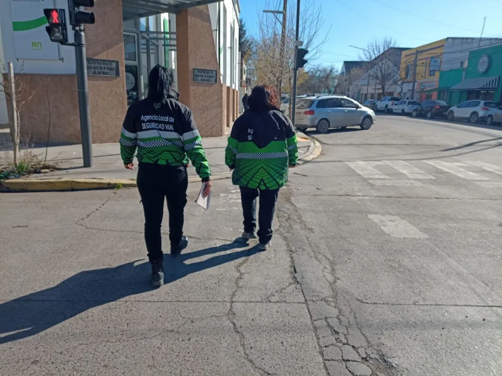 Recibió una multa, amenazó con chocar a las inspectoras y les dijo “negras de mierda”