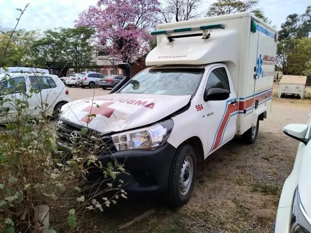 Trasladaba a una paciente y terminó chocando: una ambulancia quedó toda abollada
