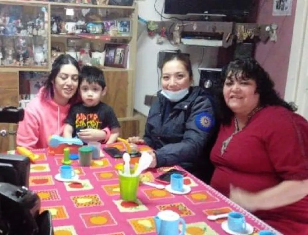 Heroína: una mujer policía salvó la vida a un niño que se estaba ahogando