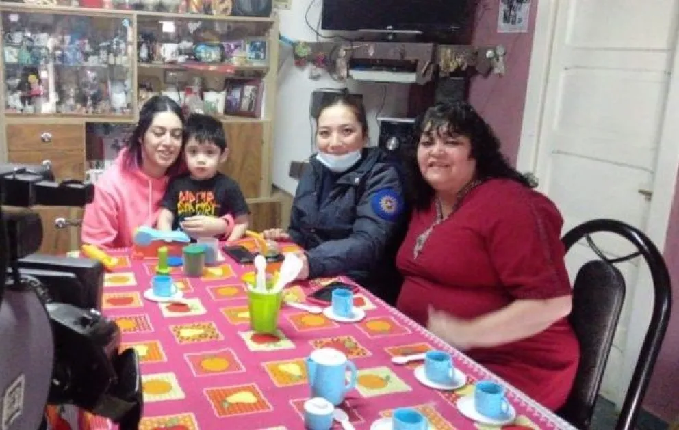 Una policía le salvó la vida a un niño de tres años