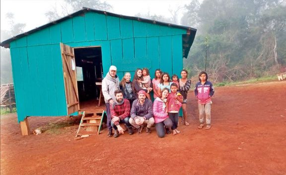 Voluntarios construyeron una biblioteca en aldea de Pozo Azul