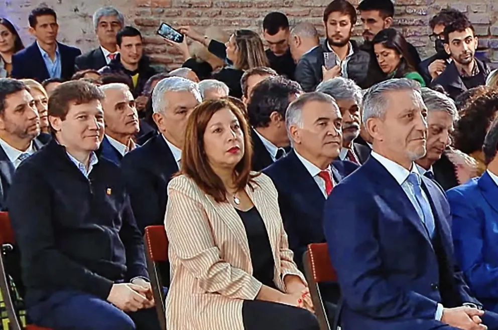 Arcioni participó de la asunción de Sergio Massa como nuevo ministro de Economía de la Nación