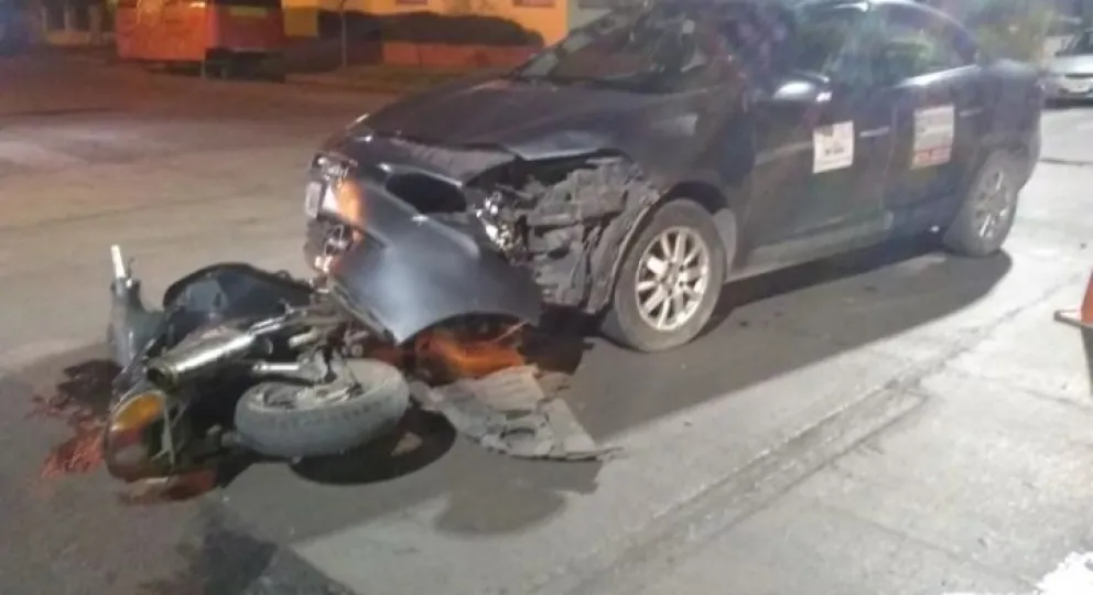 Mañana accidentada: motociclista venía sin luces y terminó chocando contra un remis