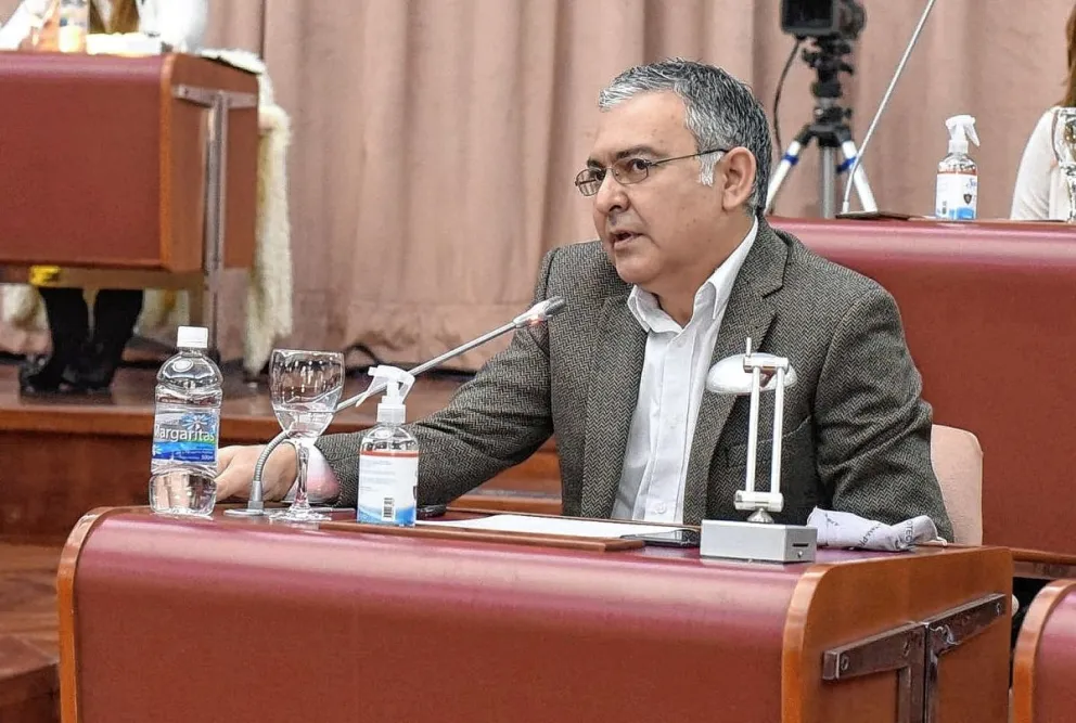 Un grupo de afiliados radicales piden la expulsión del diputado Pagliaroni por haber designado asesor a Massoni