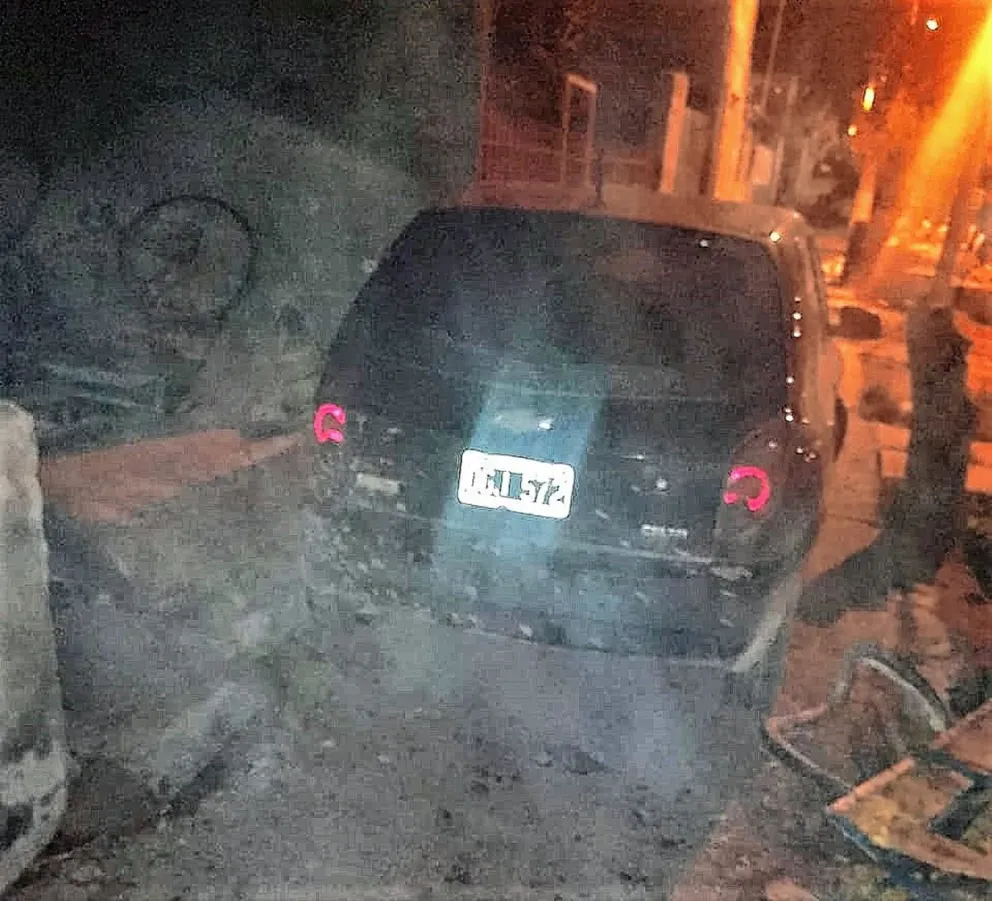 Mujer al volante derriba con el auto parte del paredón de una casa y termina en el hospital