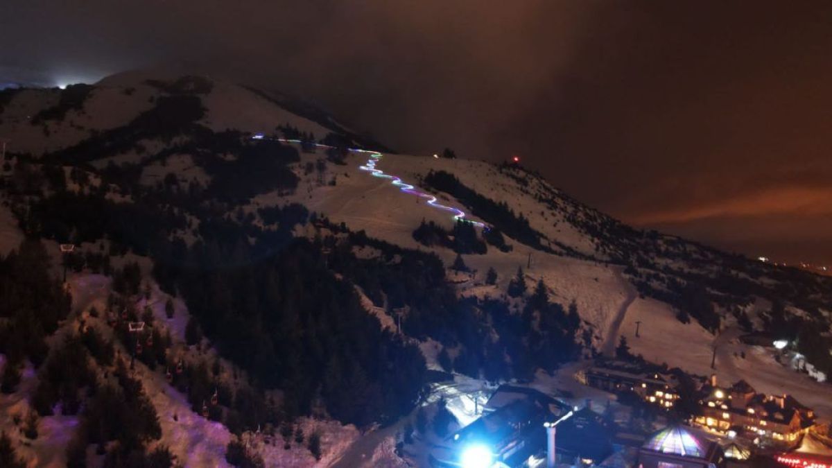 Con música en vivo y bajada de luces se inauguró la Fiesta de la Nieve