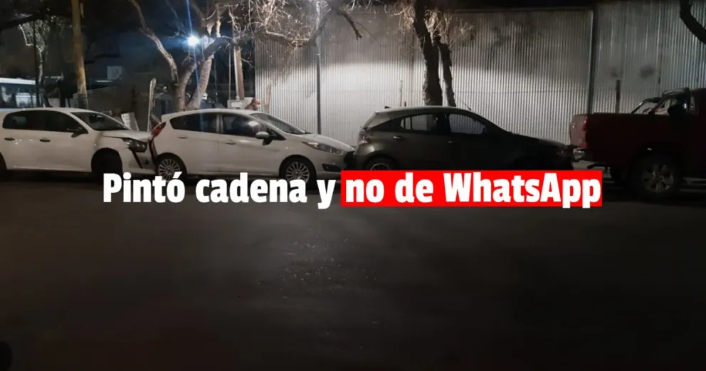 Perdió el control del auto y chocó a otros tres vehículos estacionados