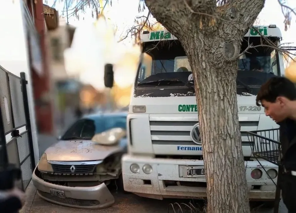 Un camión se quedó sin frenos y se llevó puestos a cuatro autos y a un mecánico. Mirá el video