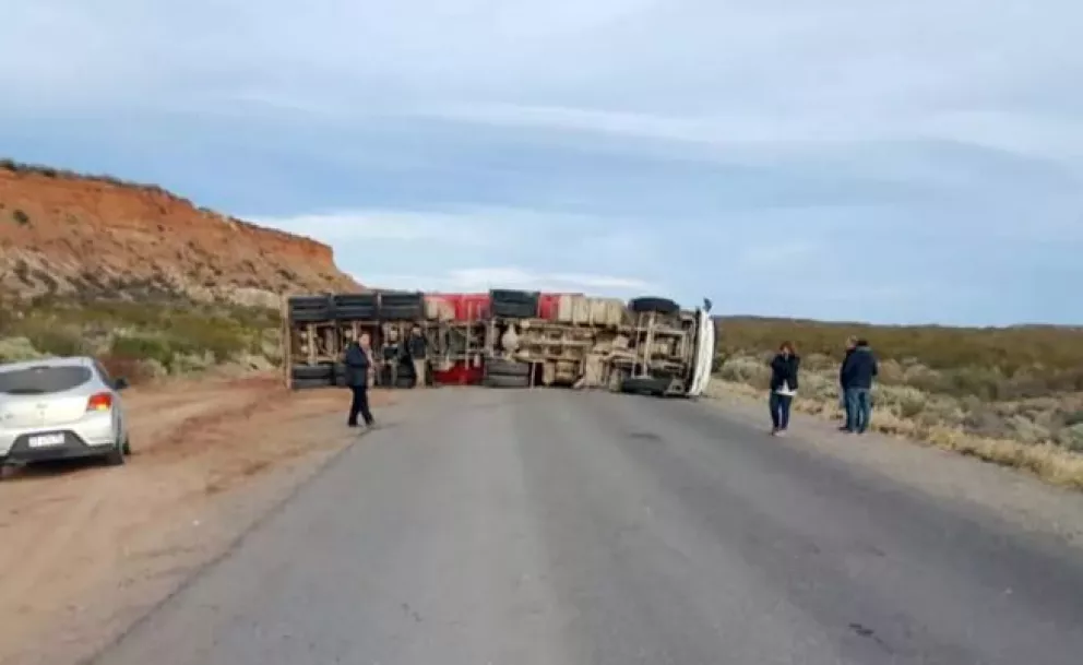 Un camión volcó en Paso Cordoba.