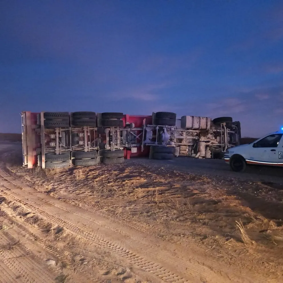 Volcó en la Ruta 6, quedó cruzado sobre la calzada y está cortado el tránsito