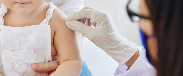 Inicia la vacunación contra COVID-19 a niños de 6 meses a 5 años: mirá dónde y en qué horarios