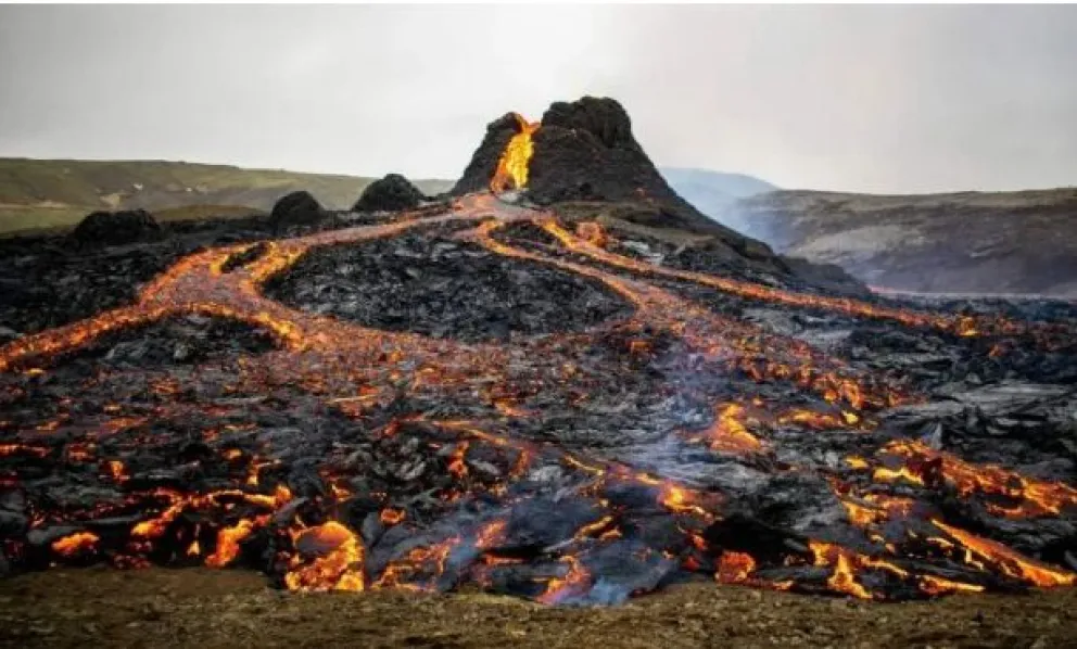 Video: impactantes imágenes de la erupción de un volcán en Islandia 