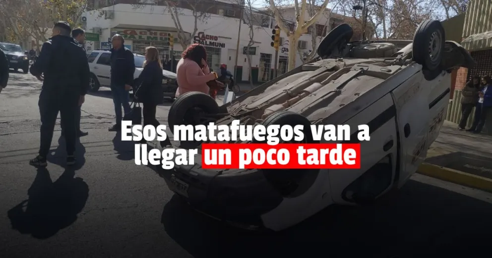 Dos camionetas chocaron y una se dio vuelta en un transitado cruce 