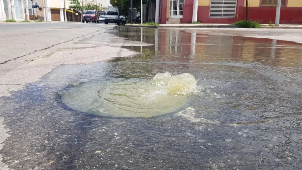 ¡Un asco! Desde hace una semana que los vecinos sufren del desborde de las cloacas