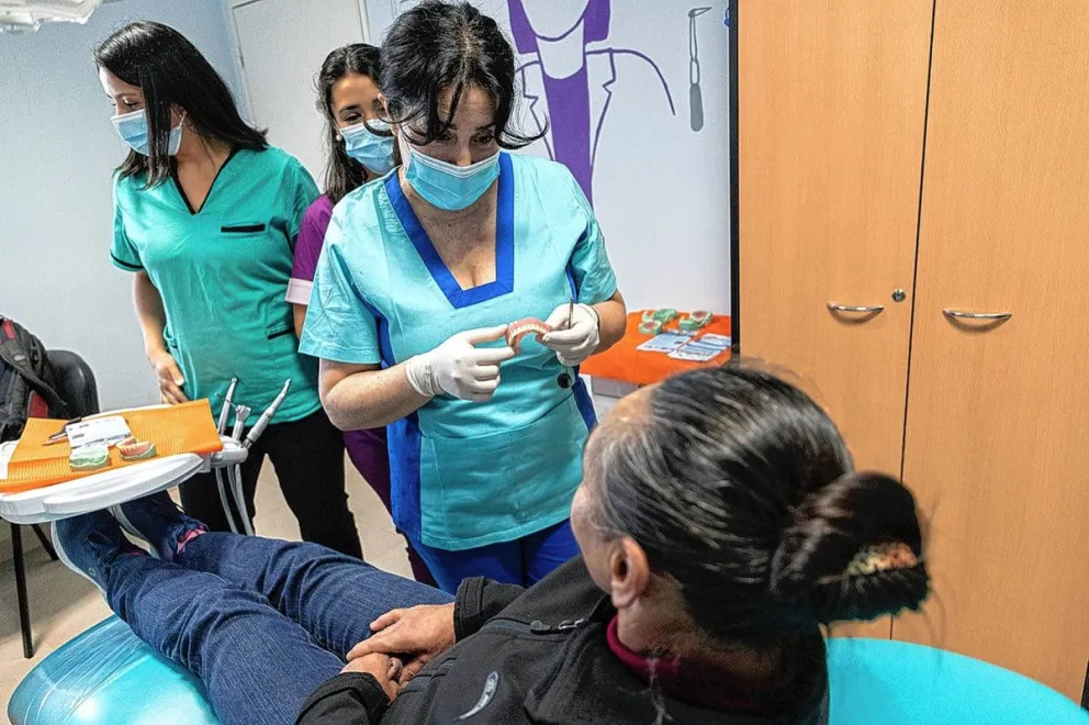  Se realizó una nueva entrega de prótesis dentales sociales en el CAPS René Favaloro
