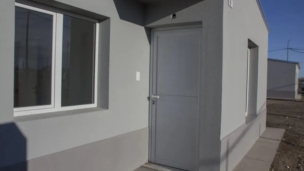 A un mes de la inauguración, robaron en las 62 viviendas de calle Evita