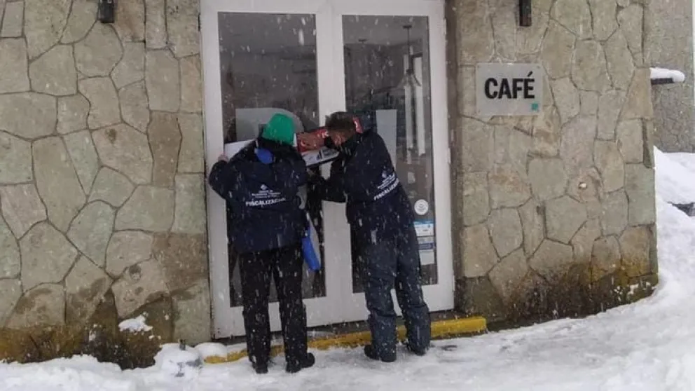 Clausuran e infraccionan comercios en el cerro Catedral 