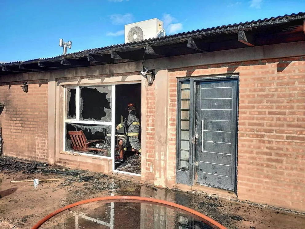 Una menor se cortó saltando por un ventanal mientras escapaba de un incendio en Bella Vista Sur