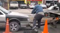 Video: destrozó su auto con una pala antes que se lo retengan por falta de documentación