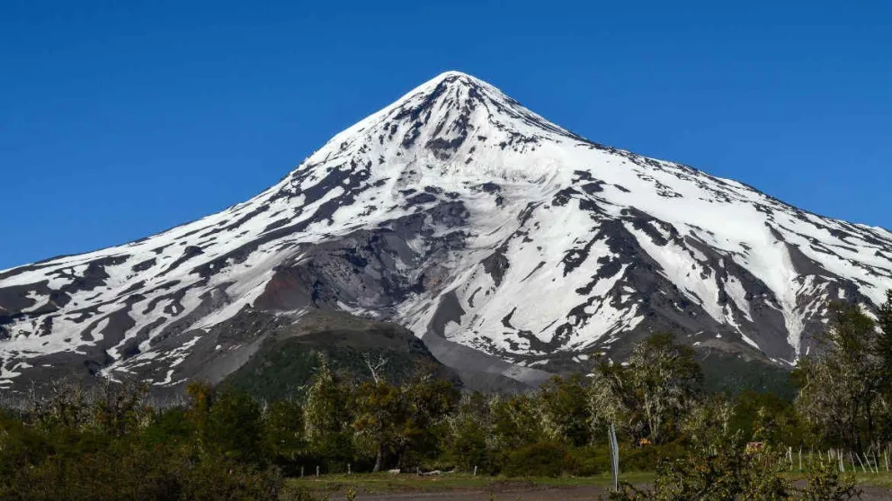 El volcán Lanín fue declarado "Sitio Sagrado Natural Mapuche" y estalló la polémica: los motivos