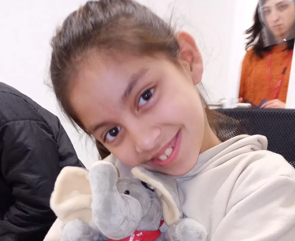 Felicidad en la Comarca: Aixa ya tiene su procesador coclear para mejorar su audición 