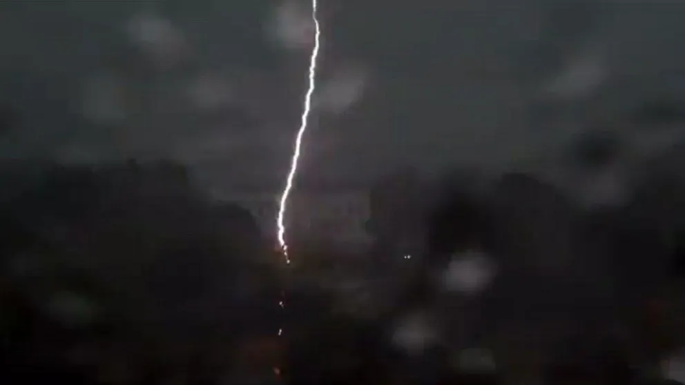 Video: un rayo cayó a 10 metros de la Casa Blanca y dejó al menos cuatro heridos de gravedad