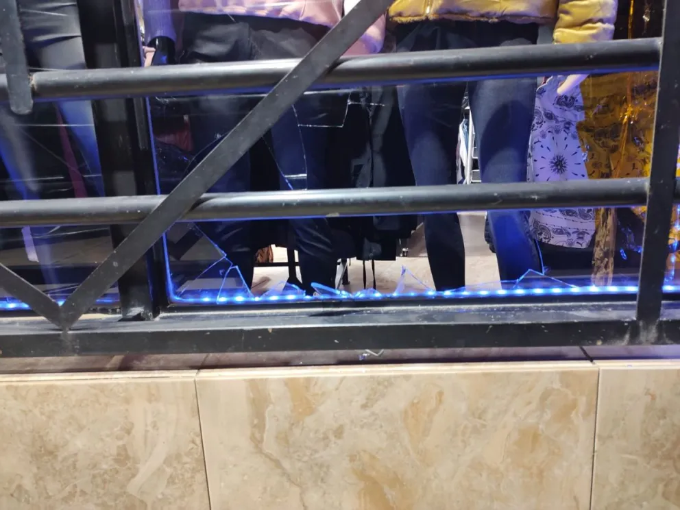Rompió la vidriera de un comercio y robó sandalias, pero fue atrapado por un vecino 