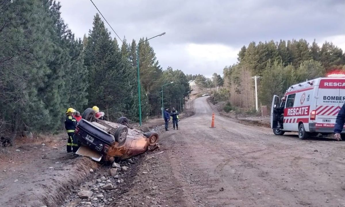 Perdió el control de su auto y volcó