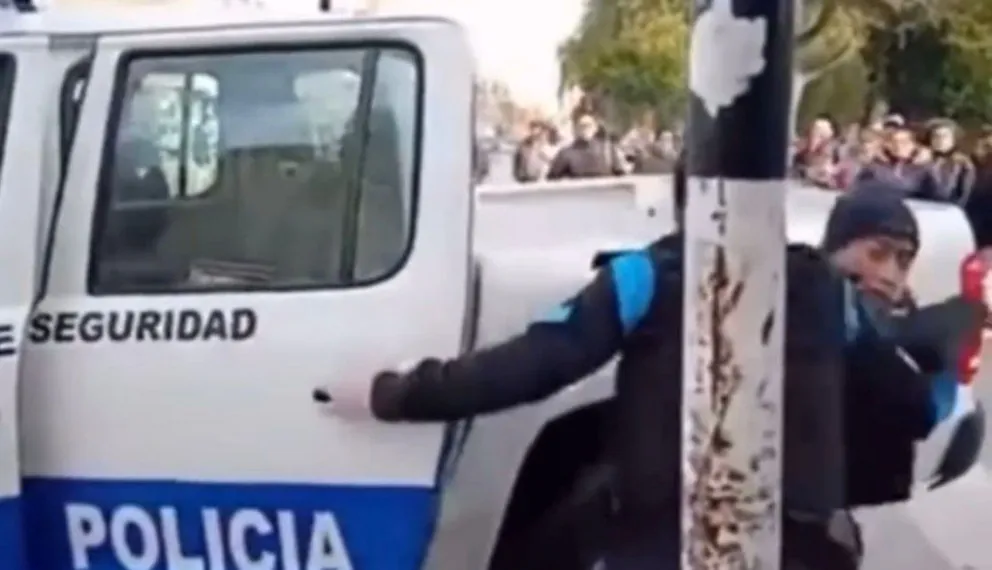 Insólito video: un ladrón fue capturado en Trelew y se escapó antes de subir al patrullero