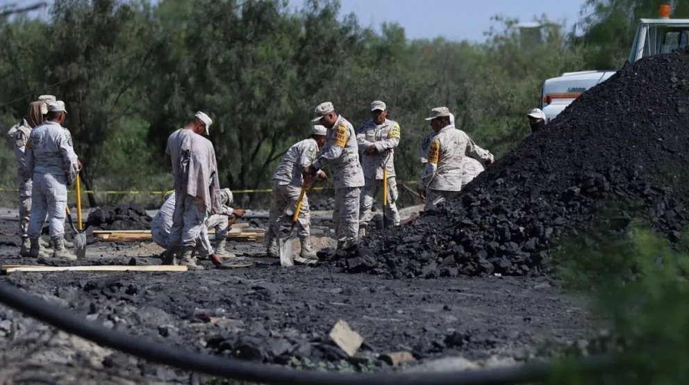 Momentos críticos: mineros llevan más de 34 horas atrapados en un yacimiento