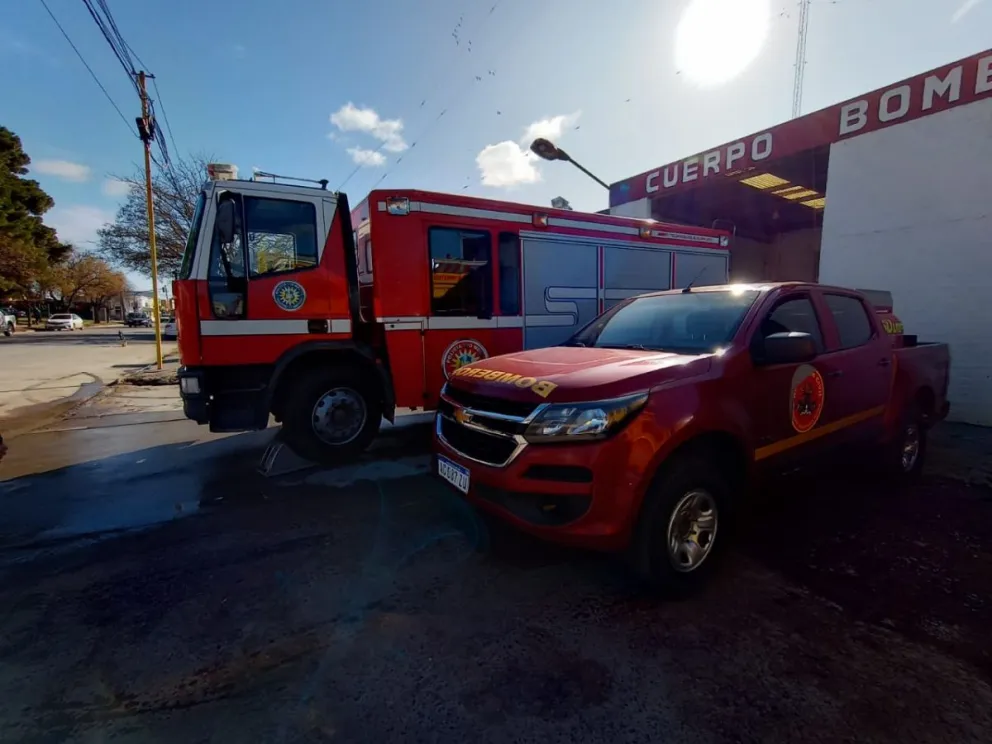 Un vehículo Corsa se prendió fuego y la destrucción fue total 