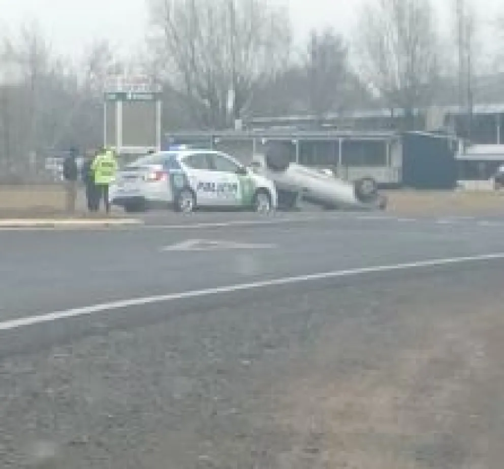 Volcó en la rotonda de Ruta 6 y Ruta 22