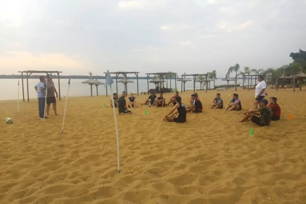 Capacitan árbitros de fútbol playa para el nacional que se disputará en Ituzaingó