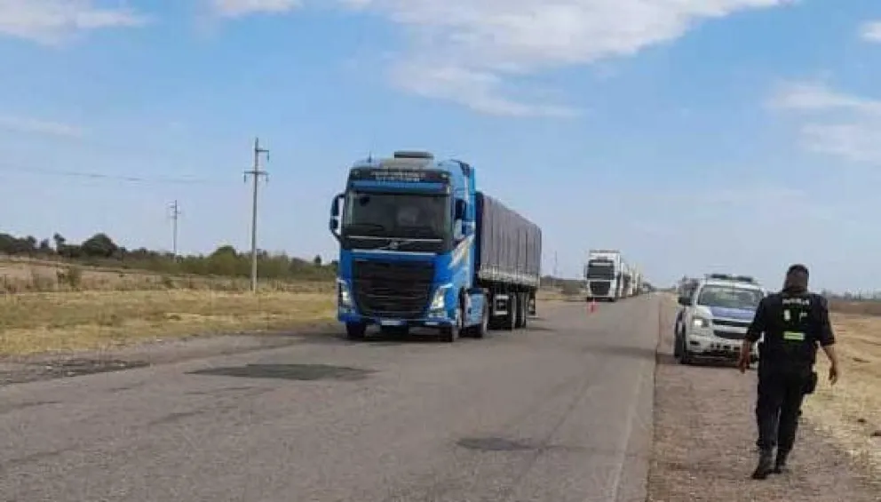 Fatal accidente: automovilista perdió el control y chocó contra un camión