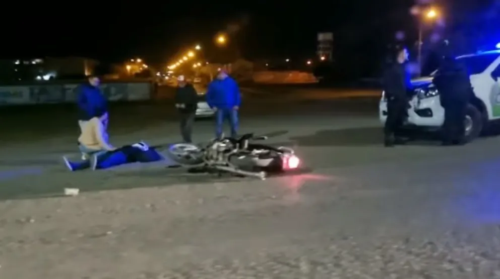 Brutal accidente: una motociclista terminó malherida contra el asfalto
