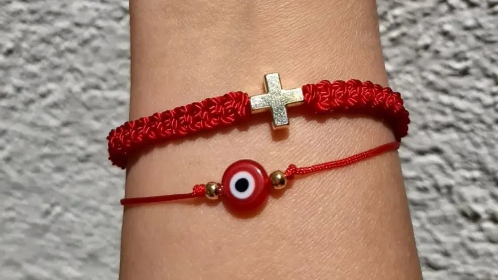 Hilo rojo en la muñeca: todos los secretos de antiguo amuleto