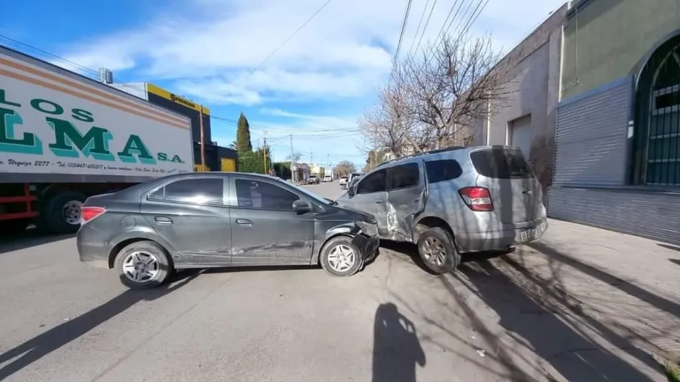 De todos los colores y todas las marcas: otro choque en Viedma