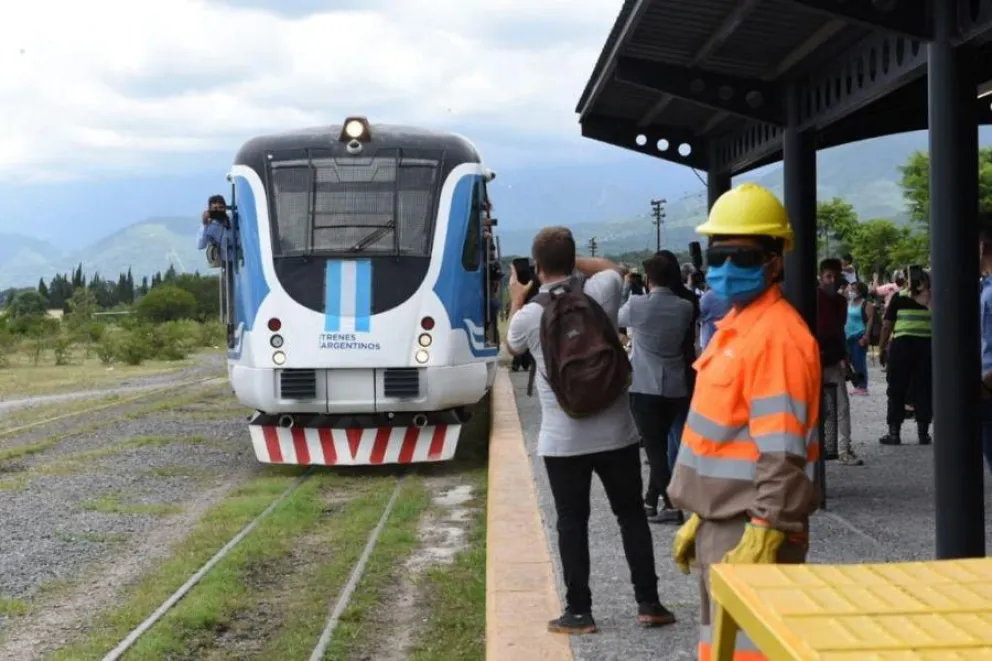 Salteños esperaron a que apareciera el tren de pasajeros y lo atacaron salvajemente