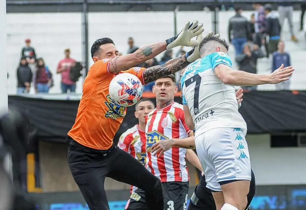 Racing igualó con Barracas Central y no pudo acortar distancias con el líder