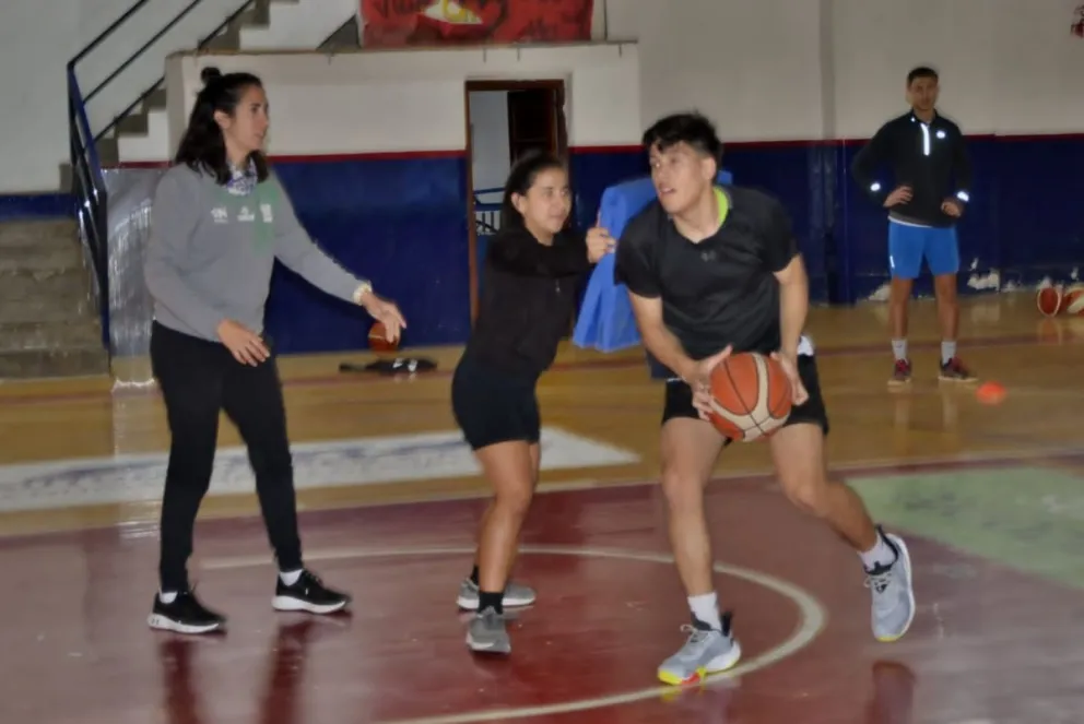 Jóvenes roquenses entrenarán junto a tecnificadores de básquet para perfeccionar su juego