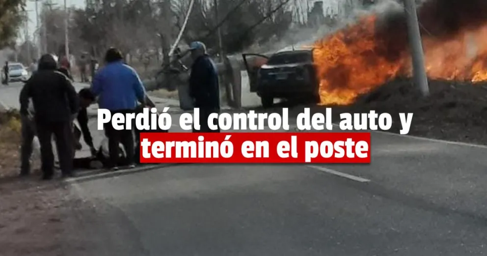 Un chico perdió el control de su auto y chocó contra un poste de luz