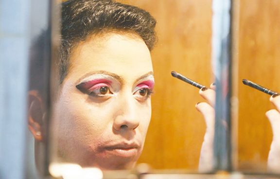 Creando a Samantha Fox, el arte drag queen de la evolución