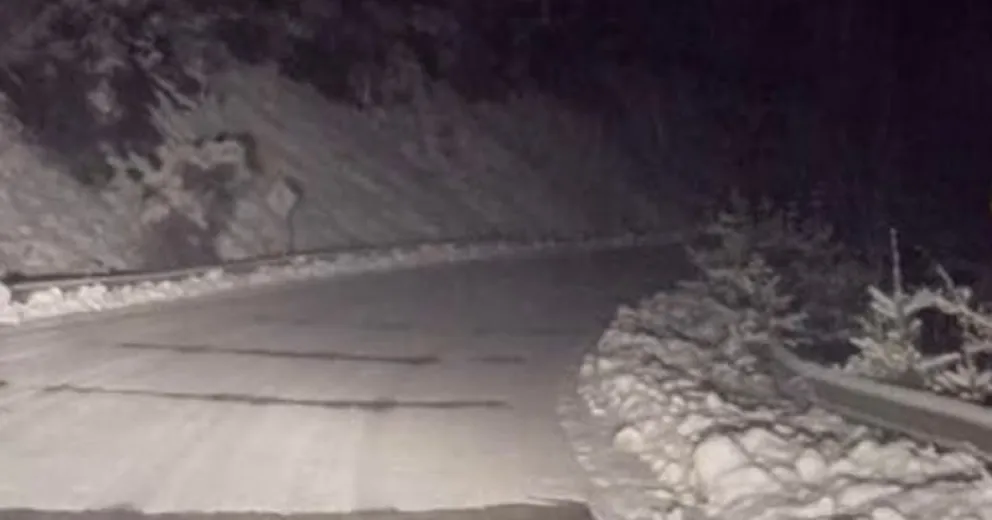 Piden extrema precaución entre Bariloche y El Bolsón por acumulación de nieve y hielo  