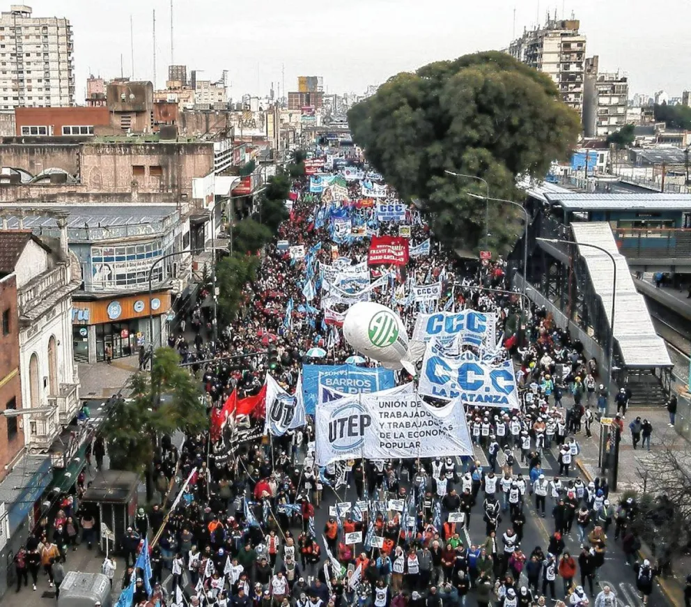 San Cayetano: Movimientos sociales oficialistas marcharon e insistieron con el Salario Básico Universal