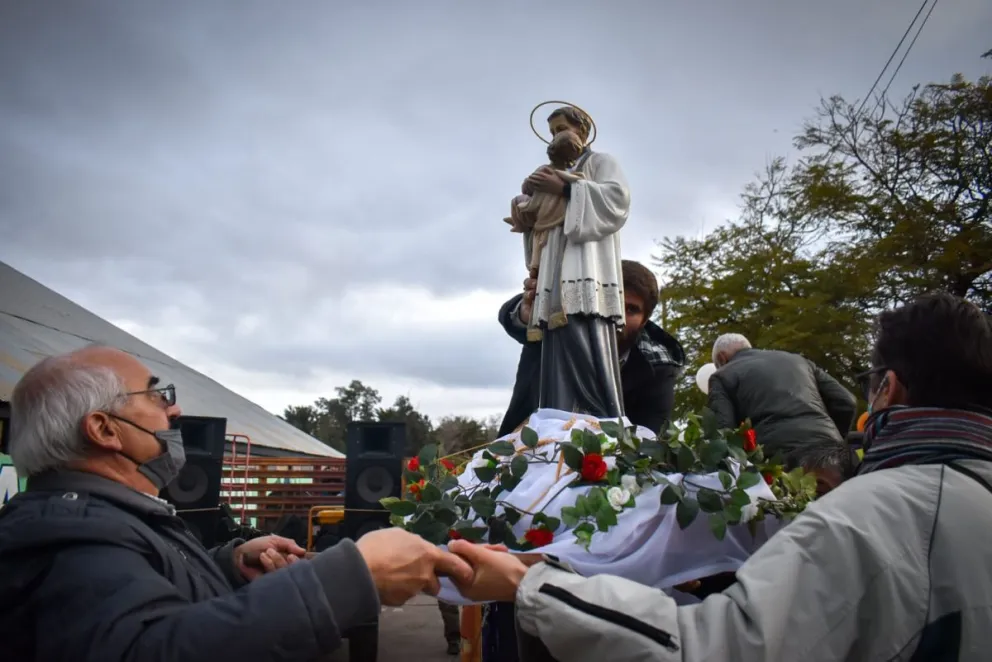 A pesar del frío los fieles católicos dijeron presente en la tradicional peregrinación a San Cayetano