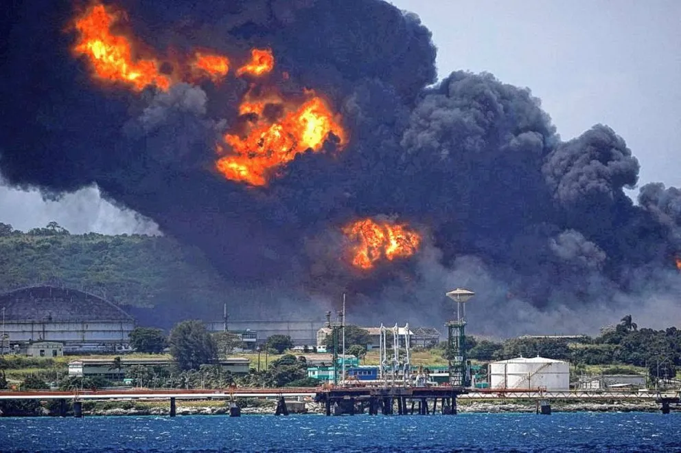 Cuba recibe ayuda de México y Venezuela para controlar incendio en depósito de combustible