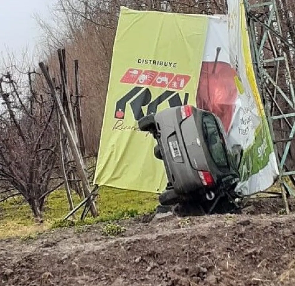 Perdió el control y terminó chocando contra un cartel